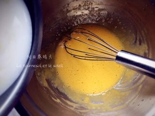 3、芒果冰激凌,在溶化的糖水中加入奶粉拌匀煮沸,分多次冲入蛋黄中,边冲边搅拌。