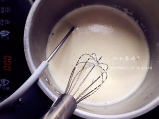 4、芒果冰激凌,混合液倒回锅中,一边搅拌一边小火加热,加热至85°C离火。