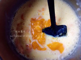 5、芒果冰激凌,加入芒果泥拌匀,再加入吉利丁搅拌溶解。