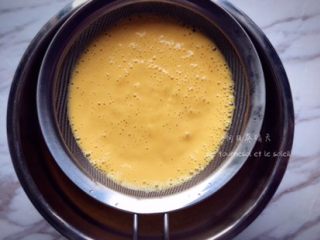 6、芒果冰激凌,过筛一次,以确保冰激凌液顺滑无颗粒。