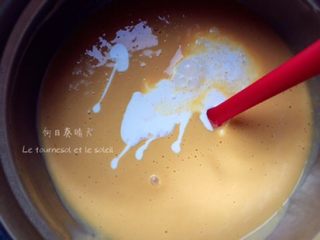 7、芒果冰激凌,冷却至室温后加入淡奶油拌匀。倒入冰激凌机中,按照各自的冰激凌机操作。