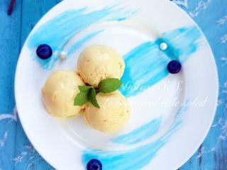 9、芒果冰激凌,这个菜谱是冰激凌机版,如果你没有冰激凌机,请将淡奶油打发后再拌入。冰激凌液冷冻后每隔1h取出高速搅拌,一共搅拌2-3次才基本不会产生冰渣。