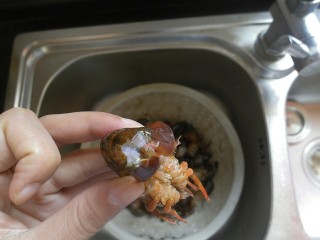 2、麻辣小龙虾,虾线也要抽干净