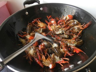 5、麻辣小龙虾,然后将虾子倒入锅内翻炒