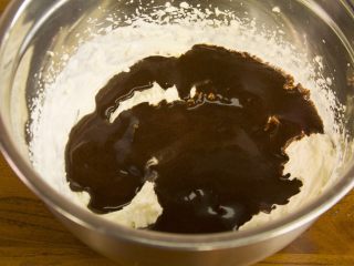 18、冰淇淋三明治, 把蛋奶液倒入打发好的奶油里用搅拌器搅匀