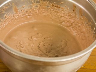 19、冰淇淋三明治,盖上保鲜膜，放入冰箱冷藏，每隔一个小时取出搅拌一次，重复两到三次这样的冰淇淋口感更细腻，味道更好，没有冰茬，喜欢吃冰茬的可以不用搅拌。