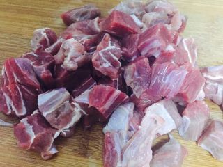 2、无法抵抗的诱惑——无油版番茄牛肉汤,牛肉洗净切小块