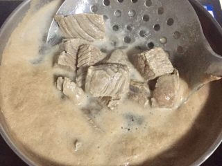 3、无法抵抗的诱惑——无油版番茄牛肉汤,将牛肉冷水入锅，烧开去浮沫