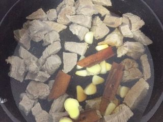4、无法抵抗的诱惑——无油版番茄牛肉汤,绰过的牛肉浮沫冷水冲洗干净，倒入高压锅中，加适量清水，倒少许料酒、加蒜、姜、桂皮，调到炖肉档