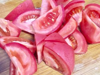 5、无法抵抗的诱惑——无油版番茄牛肉汤,番茄洗净切块（这道菜没有放番茄酱，汤的滋味全靠番茄自身的味道，所以可以多备一些）