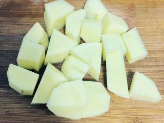 6、无法抵抗的诱惑——无油版番茄牛肉汤,土豆切大块