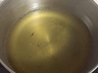 7、无法抵抗的诱惑——无油版番茄牛肉汤,等牛肉压熟，另取一锅，倒一半汤到锅中，小火加热