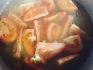 8、无法抵抗的诱惑——无油版番茄牛肉汤,倒入切好的番茄块