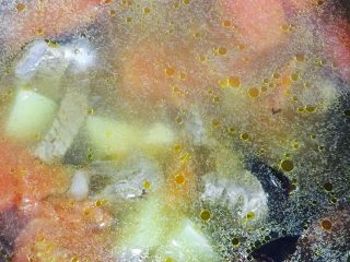 11、无法抵抗的诱惑——无油版番茄牛肉汤,倒入剩余的肉汤和全部牛肉继续炖煮，并调入盐、鸡精