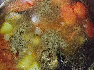 12、无法抵抗的诱惑——无油版番茄牛肉汤,煮到土豆变软、食材入味，调入黑胡椒粉出锅