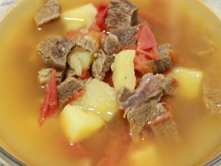 14、无法抵抗的诱惑——无油版番茄牛肉汤,糯糯的土豆、炖至软烂的牛肉，搭配酸甜的汤汁拌饭，真是太好吃了