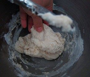 2、法式红酒金枪鱼面包,低速打至面团成团，停机检查面团的硬度，如果感觉干硬，可以稍微再加点儿水