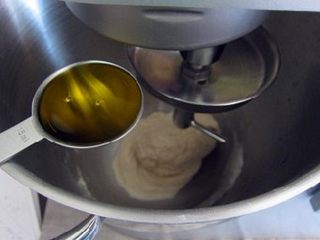 3、法式红酒金枪鱼面包,继续打面团至稍有弹性，加入橄榄油