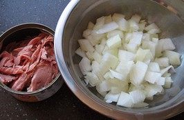 7、法式红酒金枪鱼面包,洋葱切成丁，金枪鱼罐头沥干水分备用