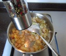 11、法式红酒金枪鱼面包,加入适量胡椒粉调味，关火