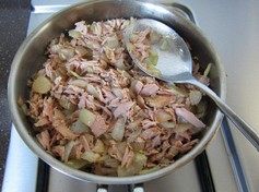 13、法式红酒金枪鱼面包,搅拌均匀，冷却备用