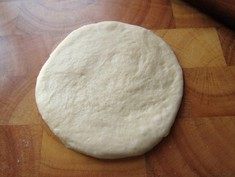 16、法式红酒金枪鱼面包,15分钟后，取一个面团拍成圆饼，翻过来收口面朝上