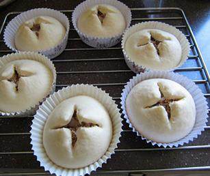 22、法式红酒金枪鱼面包,发酵到2倍到2.5倍大小，拿出剪出十字口，剪到能看见馅料，放回烤箱再发酵20到30分钟，取出面包胚