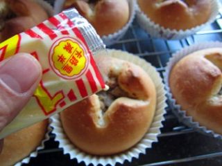 25、法式红酒金枪鱼面包,烤好的面包放在网架上，稍微冷却后挤上适量沙拉酱