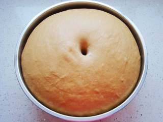 8、葡萄干红糖欧包,手指沾上干面粉在面团中间扎孔，不回缩不塌陷就发酵好了。