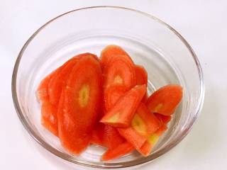 1、胡萝卜小饼,胡萝卜洗净，去皮，切薄片。