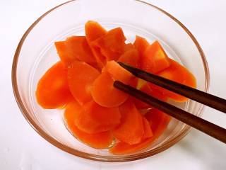 3、胡萝卜小饼,筷子轻轻的能掰断说明明熟了。