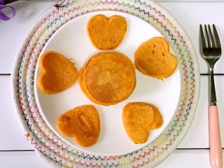 7、胡萝卜小饼,放凉后就可以给宝宝吃了。