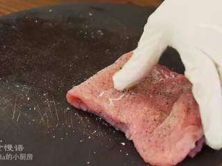 4、芝心猪排,在两面撒上盐和胡椒粉