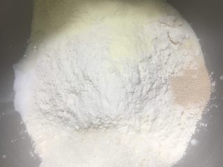 2、椰油小餐包,再放入除椰子油以外的所有材料