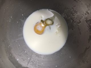 8、椰油小餐包,接着揉主面团：先放鸡蛋牛奶