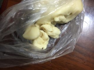11、椰油小餐包,稍后再加入剪碎的老面继续揉面
