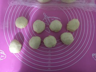 16、椰油小餐包,再分割成8个35克的面团，5个25克的面团和1个20克面团