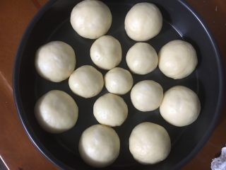 17、椰油小餐包,分别滚圆面团，外圈放35克的面团，中层放25克面团，最中央是20克面团