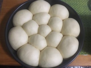 18、椰油小餐包,烤箱里放一碗开水发酵到两倍大