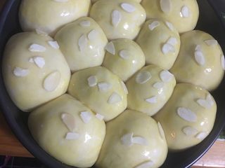 20、椰油小餐包,撒上适量杏仁片
