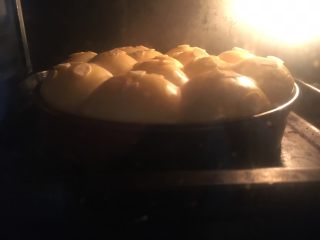 21、椰油小餐包,烤箱预热170度，烤约20分钟，最后几分加盖锡纸