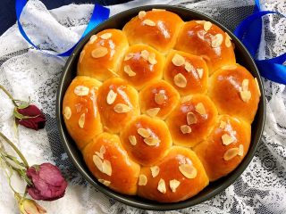 22、椰油小餐包,出炉后震一下烤盘冷却，趁有余温密封保存