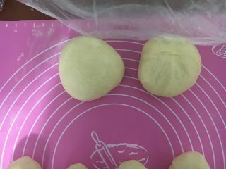 24、椰油小餐包,剩下的面团可以平均分成两个团