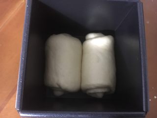 25、椰油小餐包,擀成长方形卷起放在水立方吐司盒里