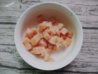 2、青椒鸡丁,鸡胸肉切大小合适的丁，不要切太小，也不要太大​