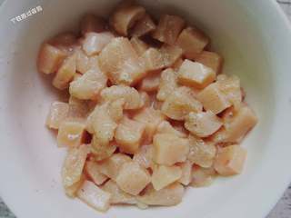 3、青椒鸡丁,鸡胸肉放入胡椒粉、白糖、料酒、干淀粉、酱油抓匀，腌制10分钟。