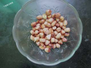 4、青椒鸡丁,准备好花生米，保证盘子里不能有水哦。超市有两种品种，一种是小的红红的，那个适合于炖煮。而这种大大的粉色的，比较适合炒啦