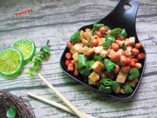 11、青椒鸡丁,炸好的花生仁一定要在临出锅前再放入，以保证花生仁的香脆口感