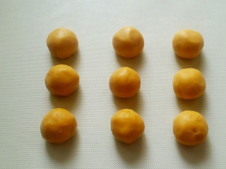 4、俄罗斯提拉米苏,将面团放入冰箱中冷却20-30分钟。取出面团放在撒了面粉的面板上，在面团上再撒些面粉， 分成9等分的小面团