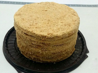 12、俄罗斯提拉米苏,把侧面也涂些芝士奶油霜，用铲子沾上蛋糕碎屑，放入冰箱冷藏12小时之后，再拿出来切开享用